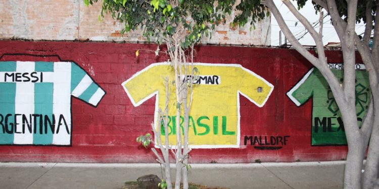 Los murales mundialistas pintados por jóvenes artistas urbanos en Neza, Edomex