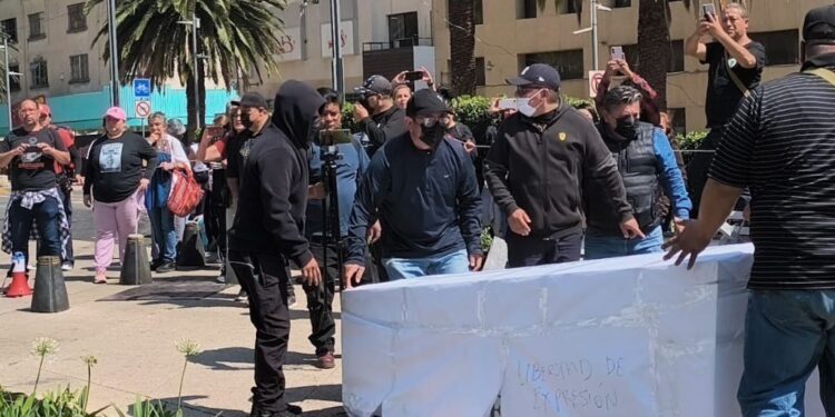 ¡Aquí nadie olvida!: Instalación de antimonumento en memoria de periodistas asesinados o desaparecidos