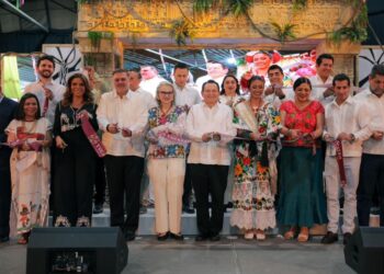 Joaquín Díaz Mena en el acto de inauguración de la Semana de Yucatán en México.