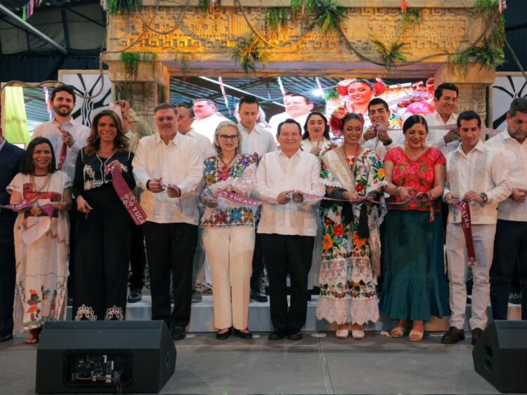 Joaquín Díaz Mena en el acto de inauguración de la Semana de Yucatán en México.