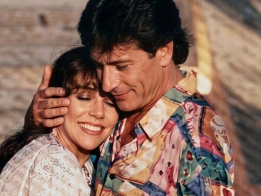 Juan Ferrara y Verónica Castro en una escena promocional de la telenovela Valentina en 1993.