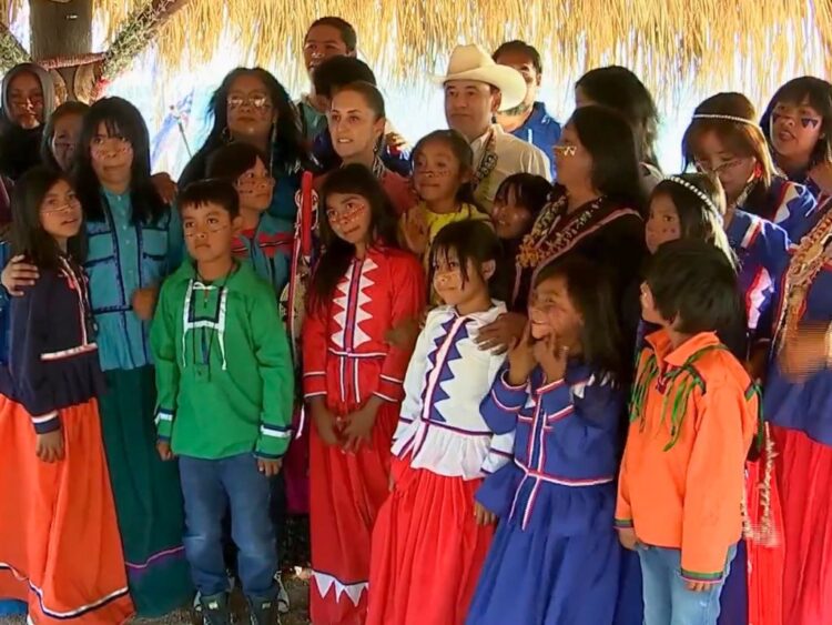 La presidenta Claudia Sheinbaum y el gobernador de Sonora, Alfonso Durazo, en la inauguración del Acueducto Seri.