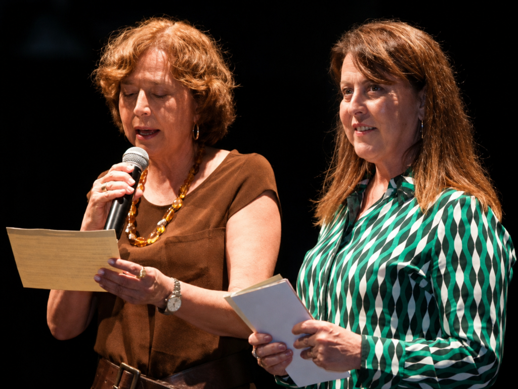 La secretaria de Ciencia, Rosaura Ruiz Gutiérrez, y la gobernadora de Morelos, Margarita González Saravia. Clase masiva. 