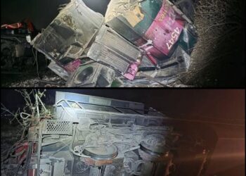 La madrugada de este jueves, dos locomotoras de la empresa Ferrosur se descarrilaron y volcaron en la comunidad de Tecamalucan, Acultzingo.