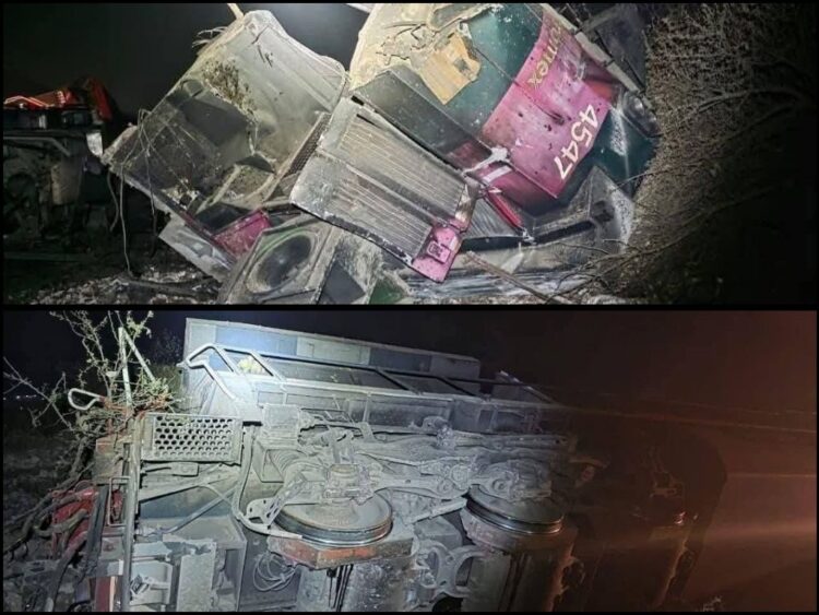 La madrugada de este jueves, dos locomotoras de la empresa Ferrosur se descarrilaron y volcaron en la comunidad de Tecamalucan, Acultzingo.