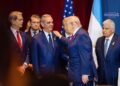 Del vómito en adelante. Luis Abinader, presidente de República Dominicana, con Donald Trump en la reunión Escudo de las Américas. AMEXI /Foto: X/ Luis Abinader