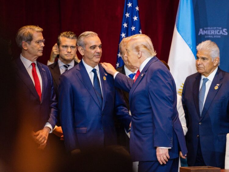 Del vómito en adelante. Luis Abinader, presidente de República Dominicana, con Donald Trump en la reunión Escudo de las Américas. AMEXI /Foto: X/ Luis Abinader