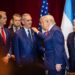 Del vómito en adelante. Luis Abinader, presidente de República Dominicana, con Donald Trump en la reunión Escudo de las Américas. AMEXI /Foto: X/ Luis Abinader