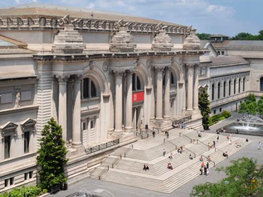 Las escalinatas del Museo Metropolitano de Arte pasaron de “caseta de perro” a pasarela llena de glamour. | AMEXI/FOTO: metmuseum.org