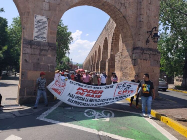 Maestros de Michoacán marchan en su día para exigir mejoras