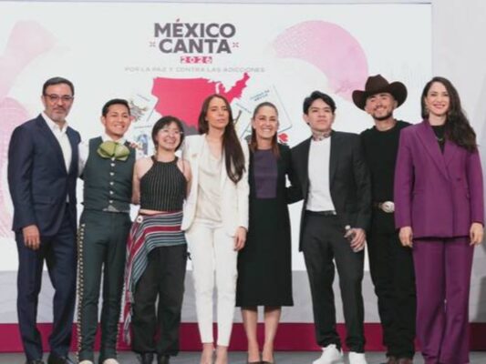 Majo Aguilar y Junior H participan en la presentación oficial de “México Canta” en Palacio Nacional durante la conferencia presidencial.