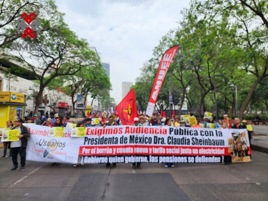 Integrantes de la ANUEE, marchan en la CDMX, este 11 de mayo del 2026, junto al SME y otras organzaciones