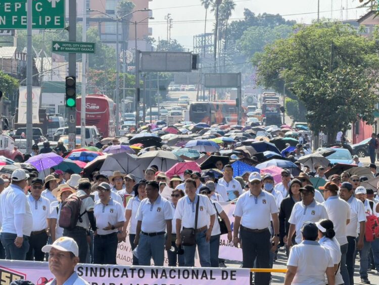 Marcha de Trabajadores en Oaxaca. 1 de mayo. AMEXI Foto Oscar Rodríguez