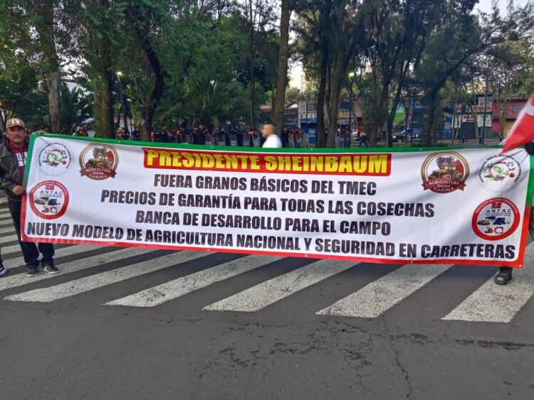 Megamarcha de transportistas y campesinos colapsa la Ciudad de México