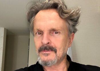 Del escenario al tráfico: Miguel Bosé casi pierde su vuelo por caos vial en CDMX