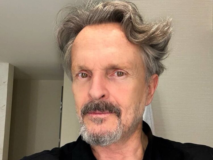 Del escenario al tráfico: Miguel Bosé casi pierde su vuelo por caos vial en CDMX