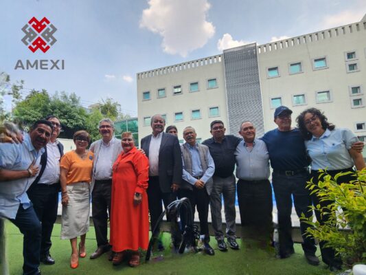 Secretario del Nacional Monte de Piedad, acompañado de asesor legal y reprentantes sindicales, en la conferencia de prensa del 6 de mayo del 2026.