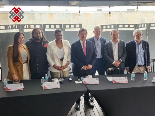 Napoleon Gómez Urrutia (en el centro), acompañadode dirigentes de Steel Workers y de IndustriALL Global Union