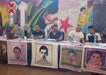 Padres y madres de los 43 estudiantes de Ayotzinapa, presiden la Asamblea Nacional Popular, en el que se acuerda movilización en el marco del mundial 2026, para exigir la presentación con vida de los desparecidos