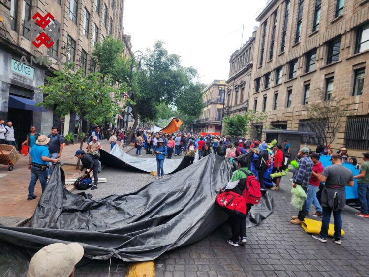 Tras una gresca con la policía de la CDMX, CNTE instaló su Plantón en el centro histórico