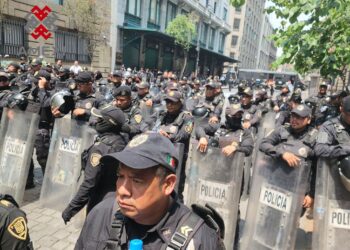 Con un megaoperativo en el centro histórico de la CDMX, el gobierno capitalino encabezado por Clara Brugada, impide la instalación del plantón de la CNTE en la Plaza de la Constitución.