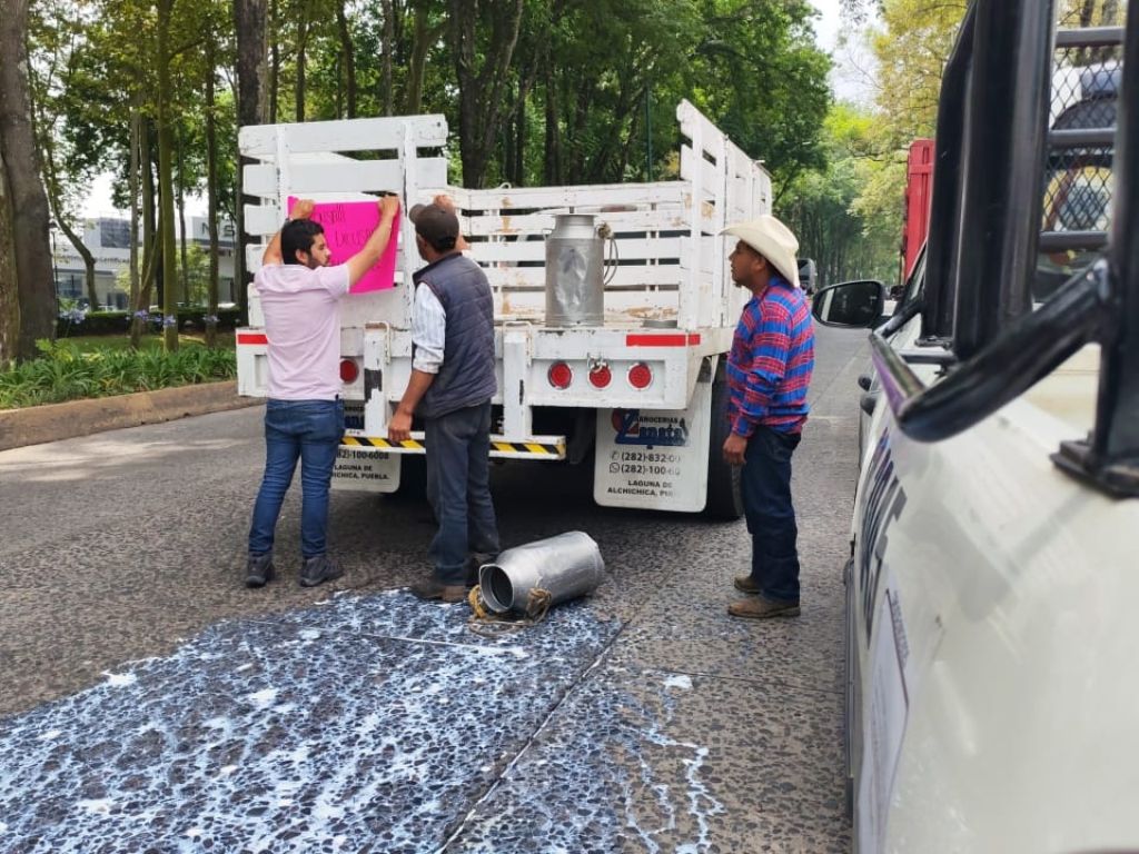 Protestan tirando leche porque Liconsa dio de baja a unos 200 productores de distintos municipios