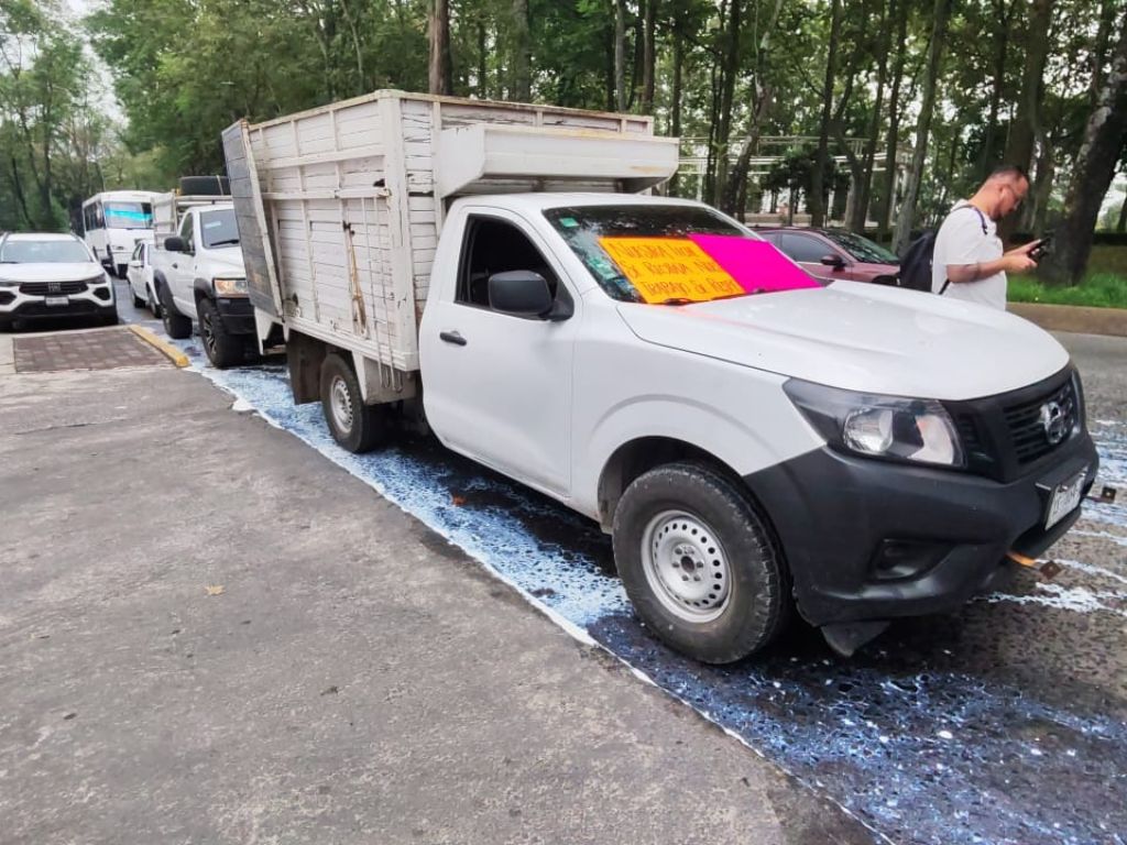 Protestan tirando leche porque Liconsa dio de baja a unos 200 productores de distintos municipios