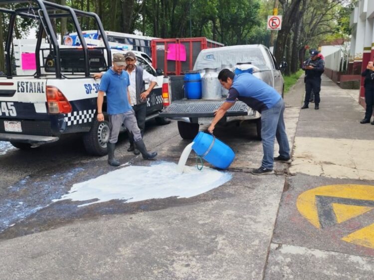 Protestan tirando leche porque Liconsa dio de baja a unos 200 productores de distintos municipios
