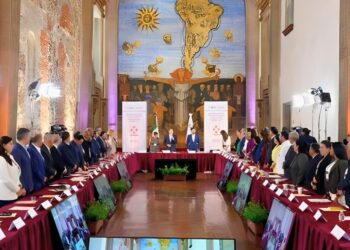 Reunión SEP mantiene calendario escolar 2025 2026.