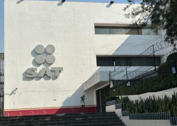 ¿Cuántos millones de contribuyentes faltan de recibir devolución del SAT?