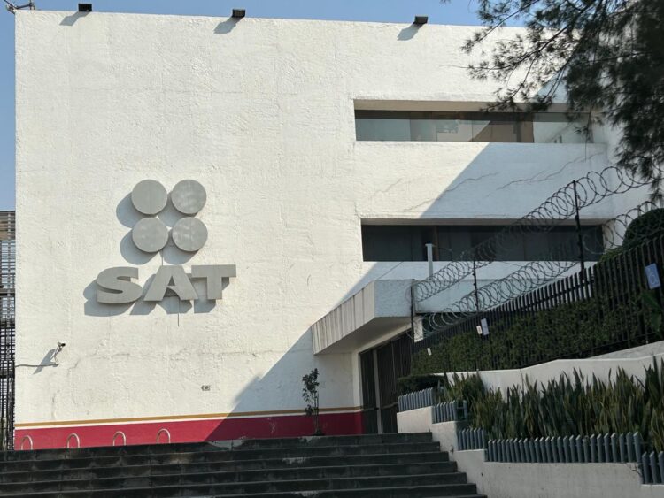 ¿Cuántos millones de contribuyentes faltan de recibir devolución del SAT?