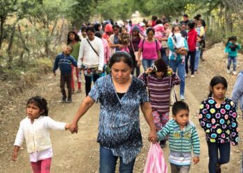 Segob atiende regreso de desplazados en Guerrero por la violencia criminal.
