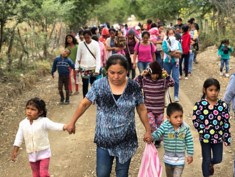 Segob atiende regreso de desplazados en Guerrero por la violencia criminal.