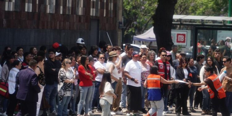 Simulacro en Paseo de la Reforma, afuera de la Fiscalía. AMEXI/Foto: Fernando Ortega