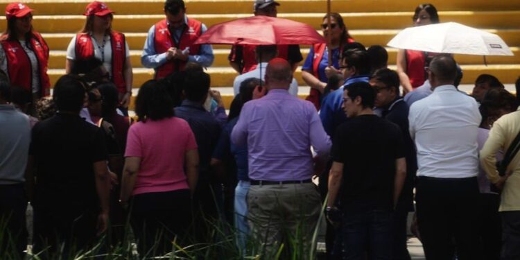 Simulacro en Paseo de la Reforma, afuera de la Fiscalía. AMEXI/Foto: Fernando Ortega