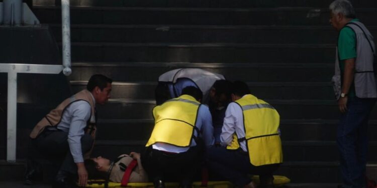 Simulacro en Paseo de la Reforma, afuera de la Fiscalía. AMEXI/Foto: Fernando Ortega