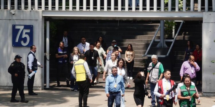 Simulacro en Paseo de la Reforma, afuera de la Fiscalía. AMEXI/Foto: Fernando Ortega