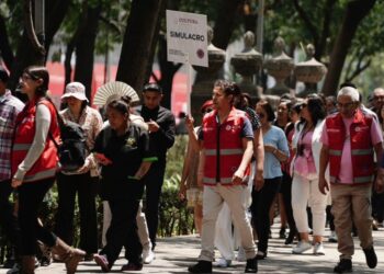 Tensión Simulacro en Paseo de la Reforma, afuera de la Fiscalía. AMEXI/Foto: Fernando Ortega