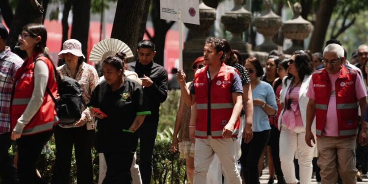 Tensión Simulacro en Paseo de la Reforma, afuera de la Fiscalía. AMEXI/Foto: Fernando Ortega