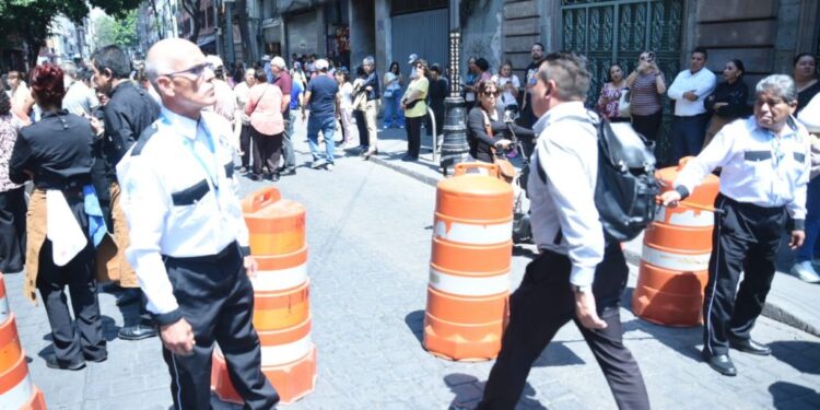 Simulacro en la calle de Donceles en el Centro Histórico. AMEXI/Foto: Alejandro Melendez