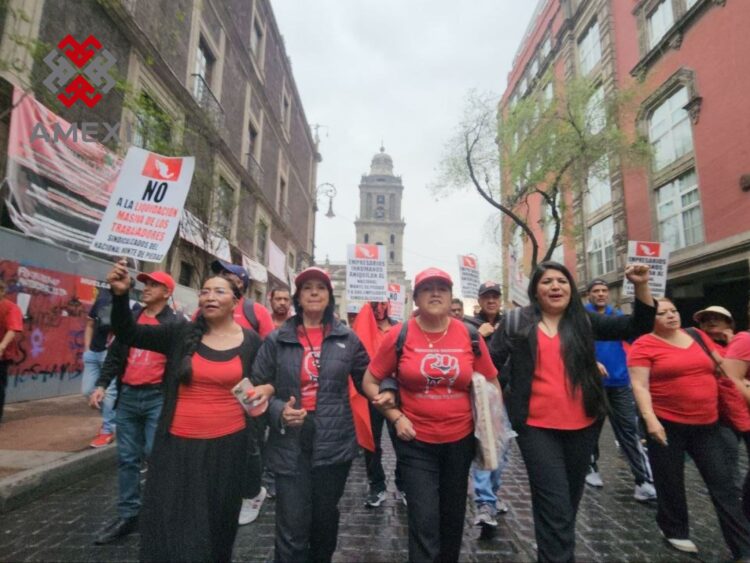 Trabajadoras del Nacional Monte de Piedad, encabezan movilización que exige solución a la huelga, la cuál cumplió 7 meses, este 1 de mayo