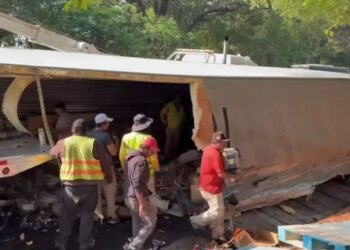 Tráiler volcó en la autopista México-Cuernavaca