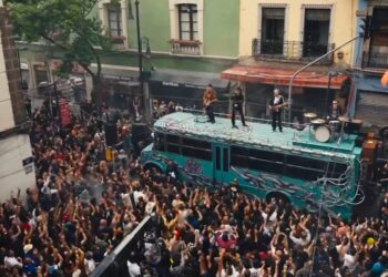 Integrantes de U2 graban un video musical sobre un autobús en calles del Centro Histórico de la Ciudad de México.
