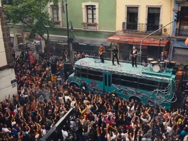 Integrantes de U2 graban un video musical sobre un autobús en calles del Centro Histórico de la Ciudad de México.