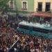 Integrantes de U2 graban un video musical sobre un autobús en calles del Centro Histórico de la Ciudad de México.