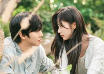 Los protagonistas de Un amor que no se agota se miran fijamente en una escena romántica de la serie coreana de Netflix.