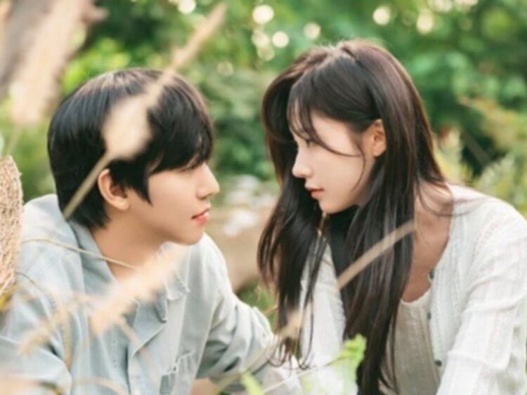 Los protagonistas de Un amor que no se agota se miran fijamente en una escena romántica de la serie coreana de Netflix.