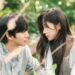 Los protagonistas de Un amor que no se agota se miran fijamente en una escena romántica de la serie coreana de Netflix.