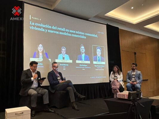 Participantes de un panel sobre retail en desarrollos de uso mixto en Inmobiliare Retail Summit 2026