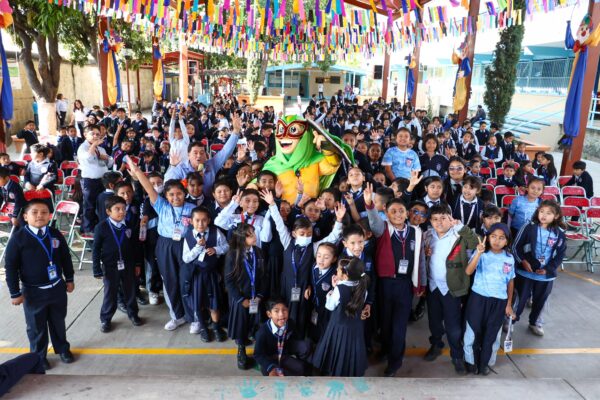 El héroe visitará escuelas y colonias 